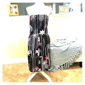 Strapless retro inspired spring dress.